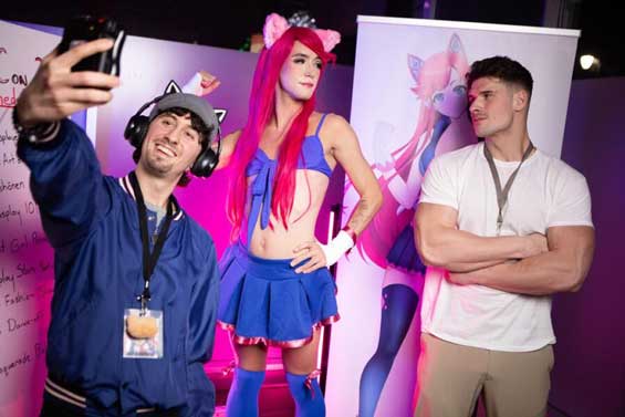Axelle Rose is supposed to be working as a cosplay babe at the anime con, but while taking pictures with fans, he flirts with Malik Delgaty. Malik hides behind the art banner and sticks his cock